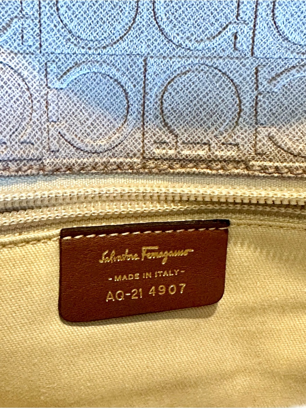 Like NEW! Salvatore Ferragamo Gancini Brown Bag - Converts to a Clutch! - Picture 6 of 16